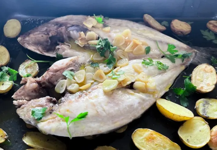 Dorada a la espalda, jugosa y tierna, con patatas asadas y un toque de ajo y perejil. ¡Un plato delicioso!
