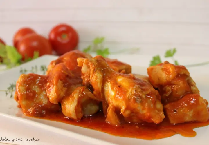 Sabroso pollo con tomate, cocinado a fuego lento hasta que la carne esté tierna y la salsa espesa.