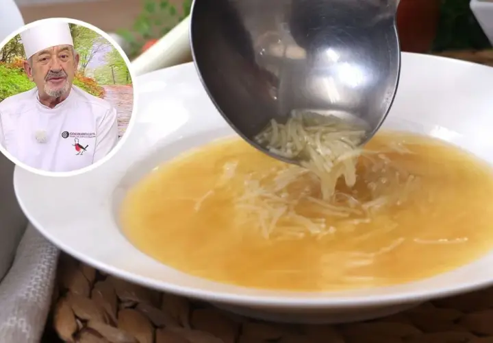 Un chef sirve sopa de fideos en un plato blanco. El caldo dorado y los finos fideos se ven deliciosos.