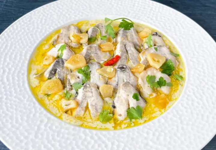Deliciosas cocochas de merluza en salsa de ajo y perejil, con un toque de guindilla.