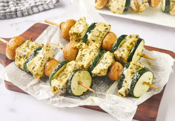 Brochetas de pollo marinadas con calabacín y champiñones, listas para asar.