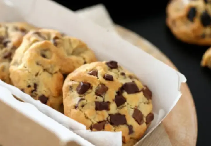 Caja de galletas de chocolate recién horneadas, con trozos generosos de chocolate oscuro. ¡Un placer irresistible!