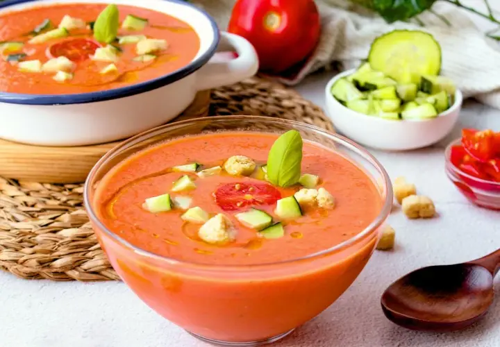 Gazpacho andaluz refrescante, con trocitos de pepino, tomate y picatostes. ¡Perfecto para el verano!