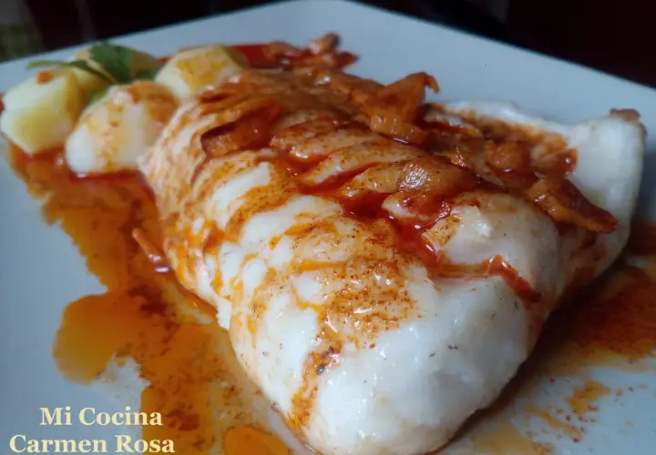 Un delicioso pescado rosado en salsa, acompañado de patatas.