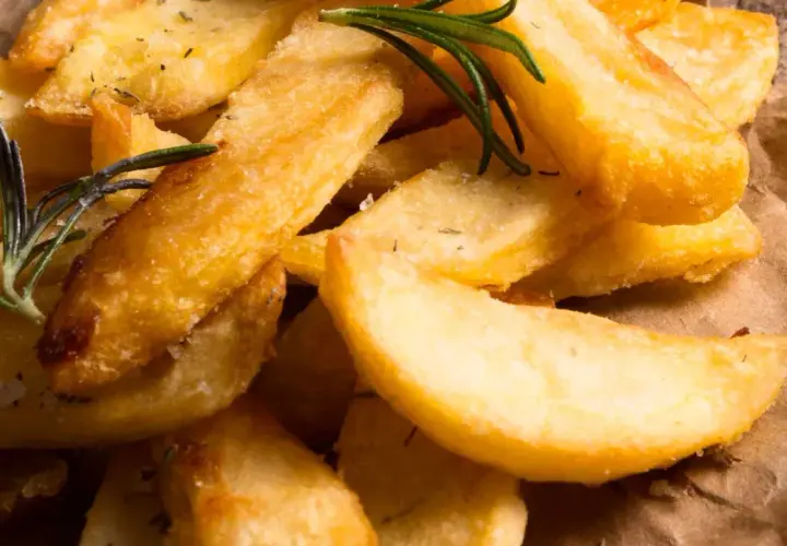 Patatas fritas crujientes y doradas hechas en airfryer, con romero fresco y sal. ¡Un aperitivo saludable y delicioso!