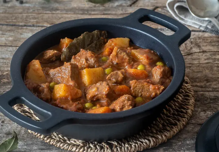 Un reconfortante estofado de ternera de la abuela, con trozos tiernos de carne, patatas y guisantes en una rica salsa.