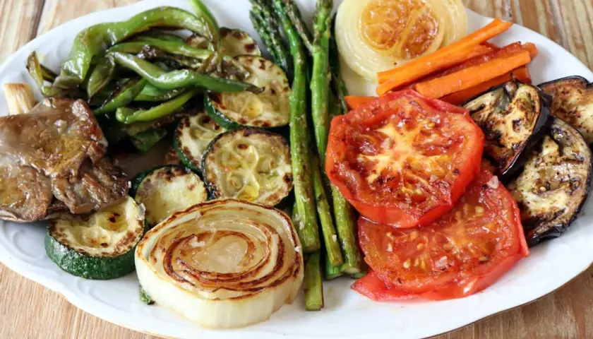 Plato de verduras a la plancha: pimientos verdes, calabacín, espárragos, zanahorias, cebolla, tomate y berenjena.