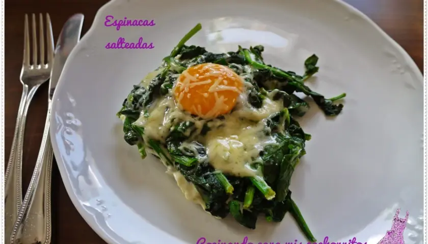 Espinacas salteadas con huevo y queso fundido, un plato delicioso y nutritivo.