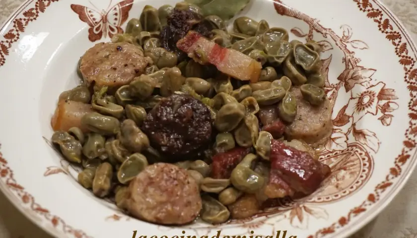 Plato de faves a la catalana con tocino, butifarra y un laurel.