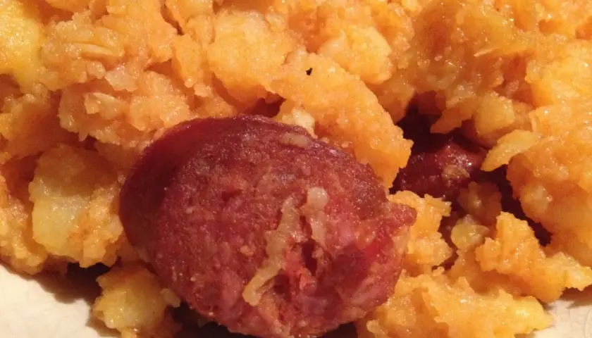Patatas meneas con chorizo, un plato tradicional español lleno de sabor.