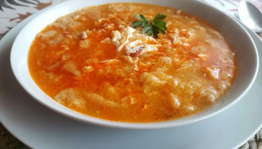 Un plato humeante de sopas de ajo receta, con huevo escalfado y perejil fresco.