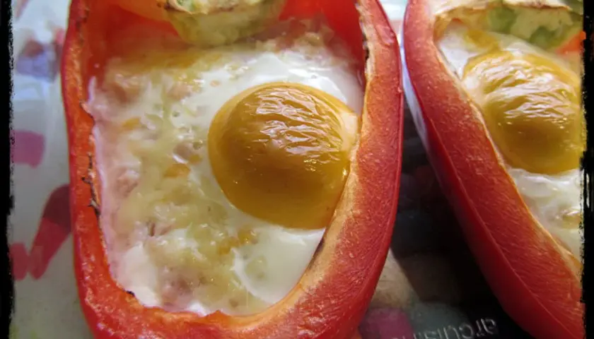 Pimientos rellenos de huevo y queso, un desayuno o cena saludable y delicioso.