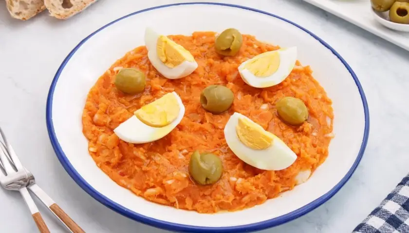Rin ran cazorla: un plato de bacalao desmigado con tomate, huevo duro y aceitunas verdes.