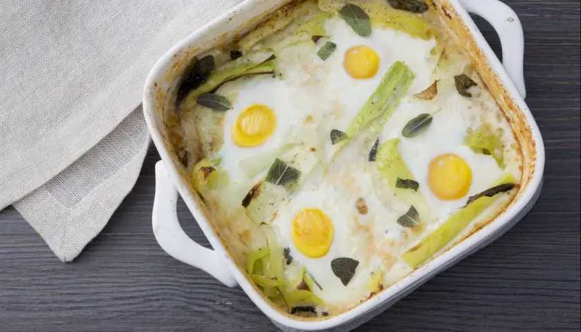 Puerros al horno con huevos y hierbas aromáticas, un plato sencillo y delicioso.