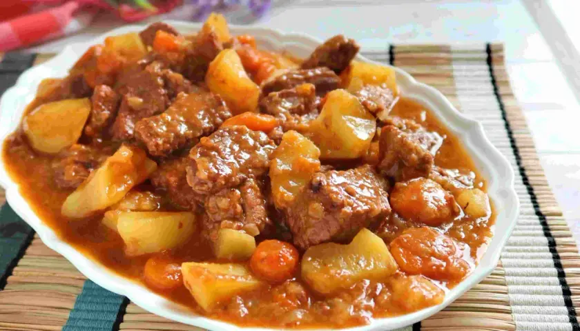 Un reconfortante guiso de carne con patatas, zanahorias y una rica salsa.