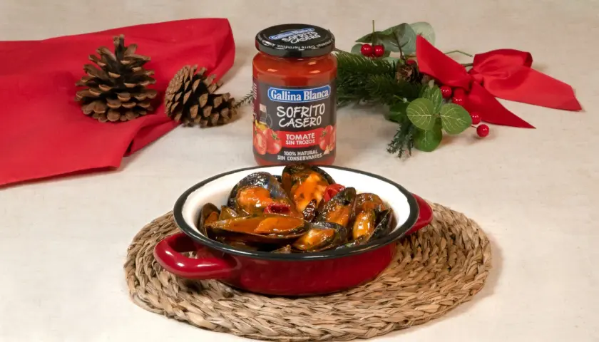 Mejillones en salsa picante, listos para disfrutar con este sofrito casero. ¡Un bocado delicioso!