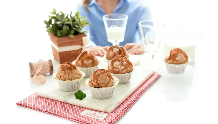 Deliciosas magdalenas Thermomix, recién horneadas y listas para disfrutar con un vaso de leche.