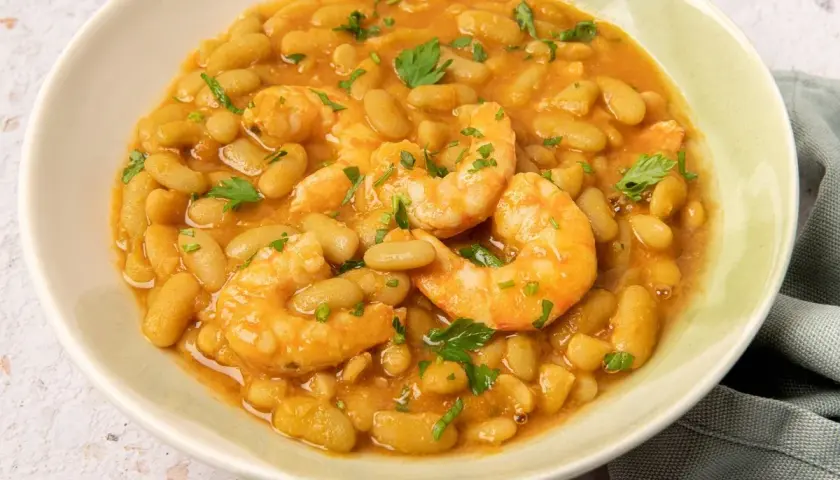 Plato de verdinas asturianas con gambas, un guiso reconfortante y sabroso.