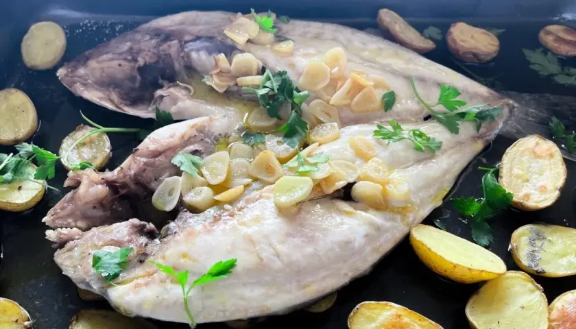 Dorada a la espalda, jugosa y tierna, con patatas asadas y un toque de ajo y perejil. ¡Un plato delicioso!