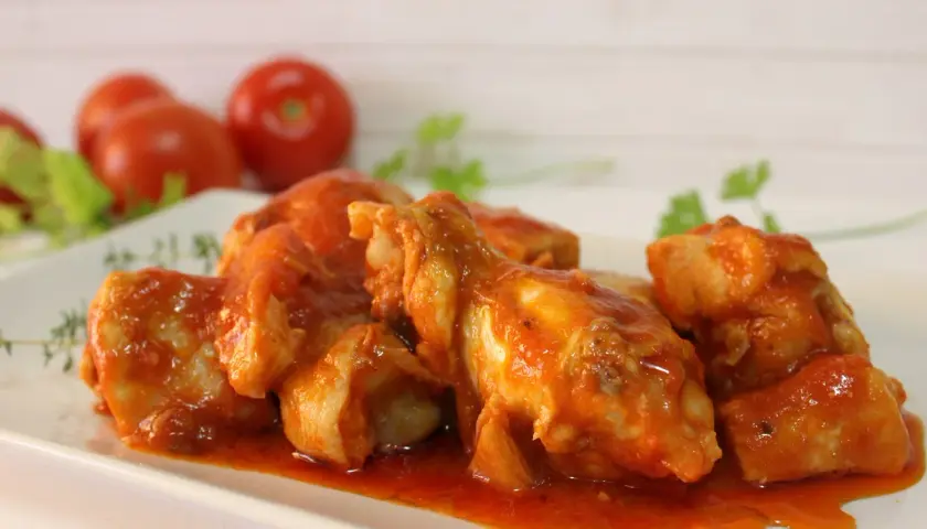 Sabroso pollo con tomate, cocinado a fuego lento hasta que la carne esté tierna y la salsa espesa.