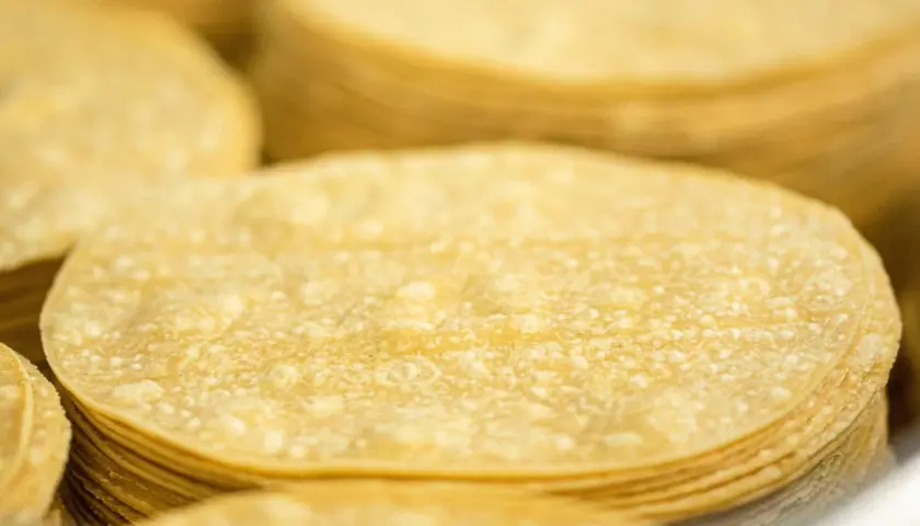 Montón de tortitas de maíz amarillas, listas para preparar tacos o enchiladas.