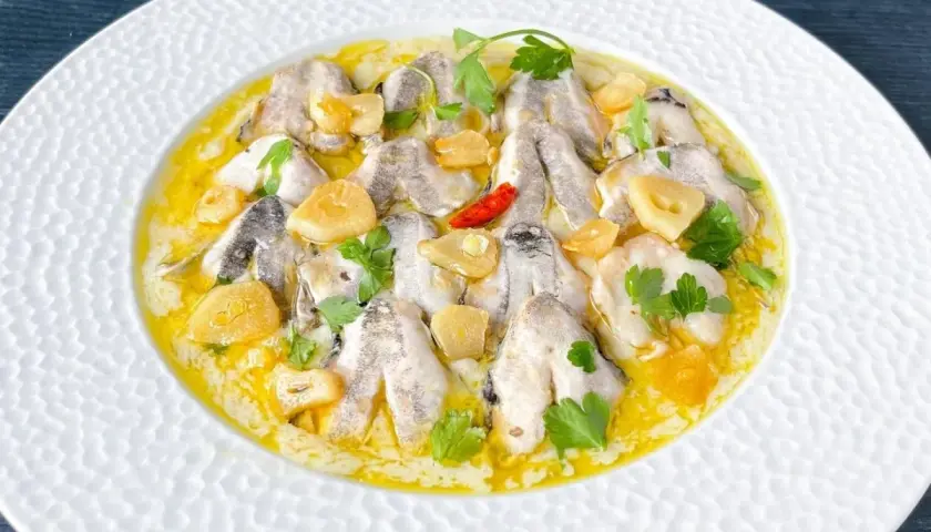 Deliciosas cocochas de merluza en salsa de ajo y perejil, con un toque de guindilla.