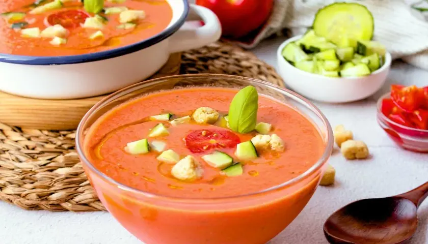 Gazpacho andaluz refrescante, con trocitos de pepino, tomate y picatostes. ¡Perfecto para el verano!