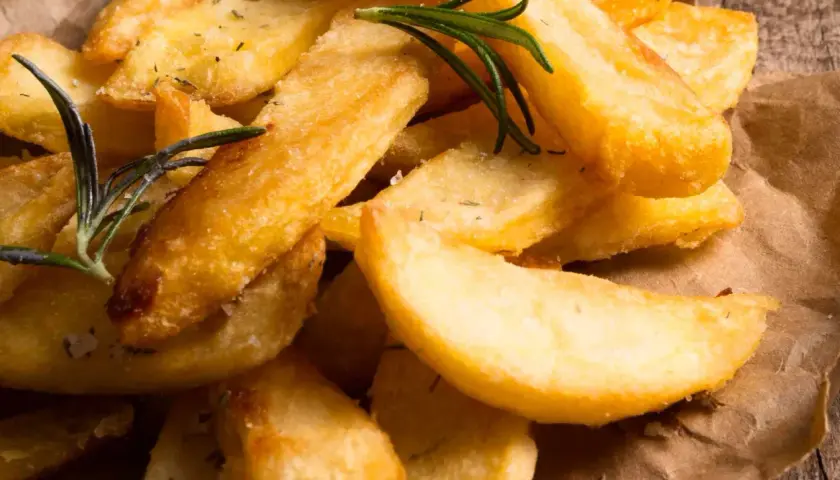 Patatas fritas crujientes y doradas hechas en airfryer, con romero fresco y sal. ¡Un aperitivo saludable y delicioso!