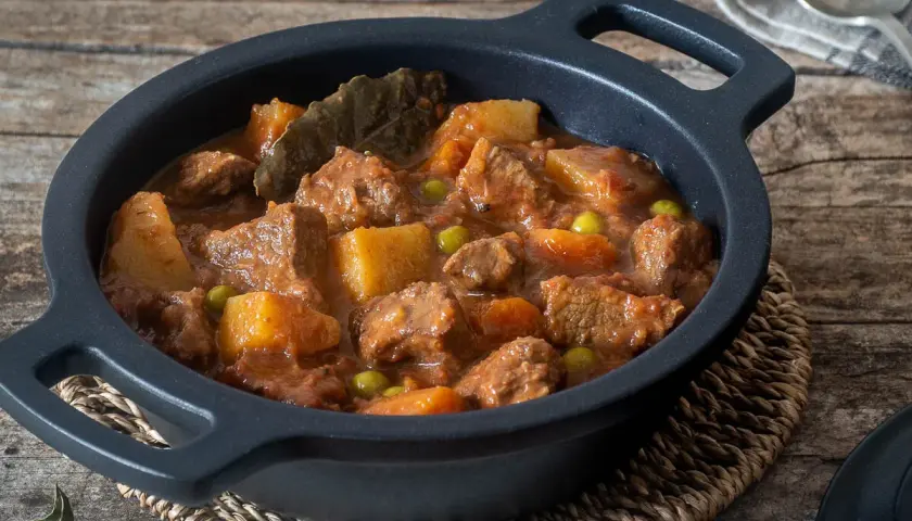 Un reconfortante estofado de ternera de la abuela, con trozos tiernos de carne, patatas y guisantes en una rica salsa.