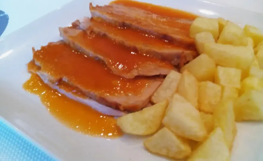 Jamón asado al horno jugoso y dorado con salsa casera