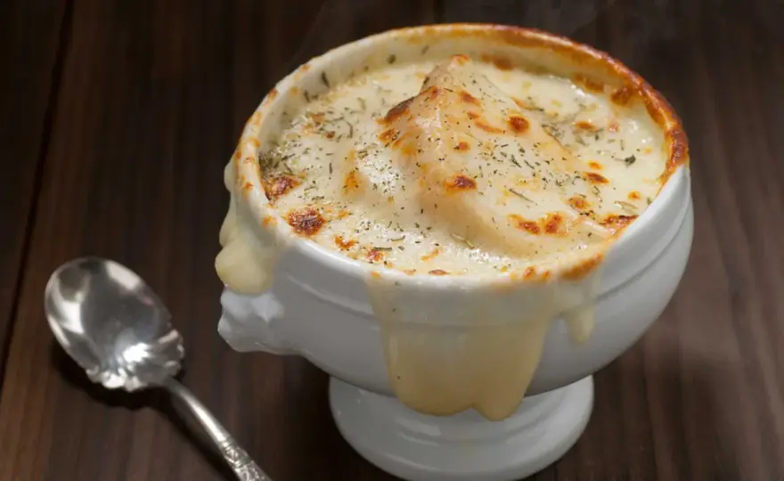 Sopa de cebolla casera con queso bien gratinado