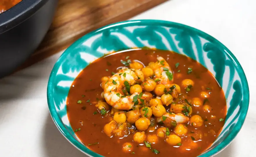 Garbanzos con langostinos, un potaje marinero fácil y sabroso
