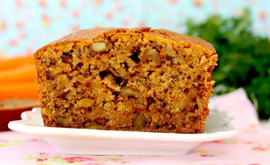Bizcocho de zanahoria jugoso con aceite y nueces