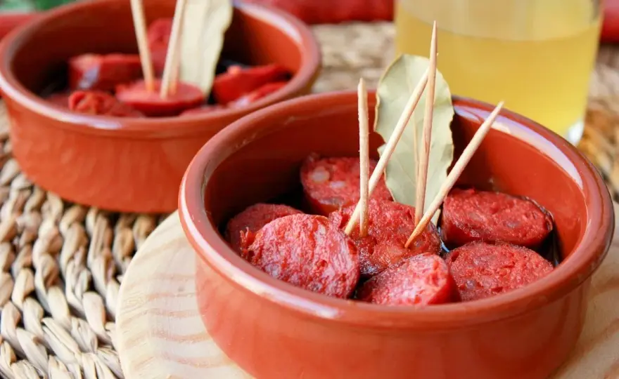 Chorizos a la sidra jugosos y fáciles en 20 minutos