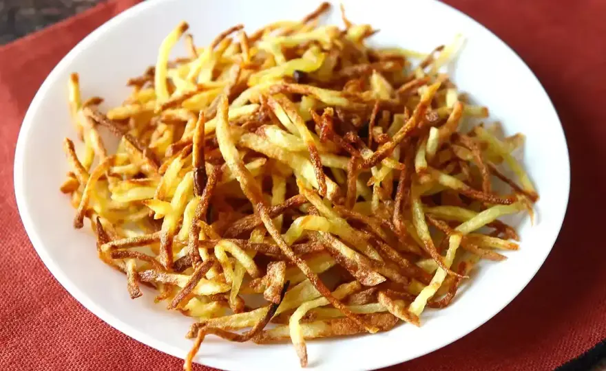 Patatas paja crujientes en casa y sus mejores combinaciones