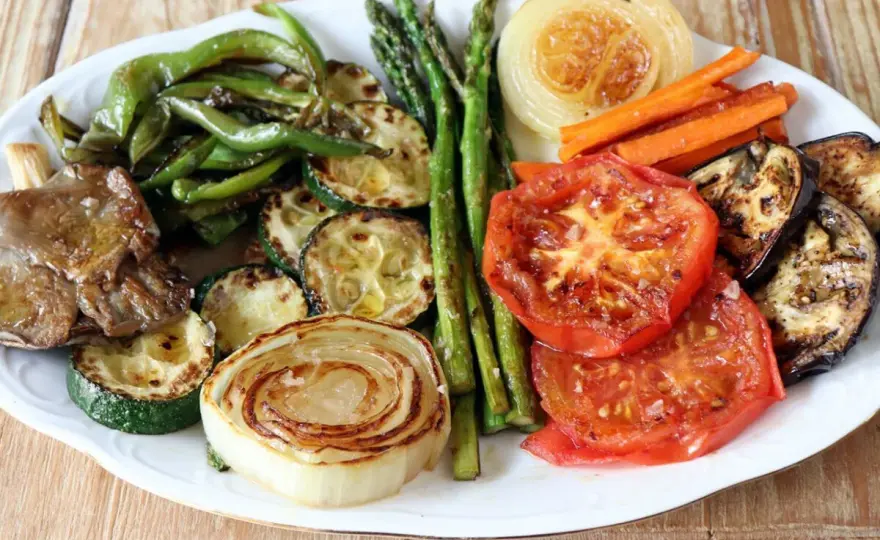 Verduras a la plancha con huevos, doradas y llenas de sabor
