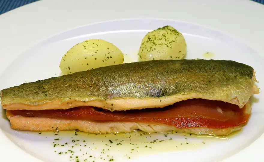 Trucha a la navarra con jamón, jugosa y crujiente