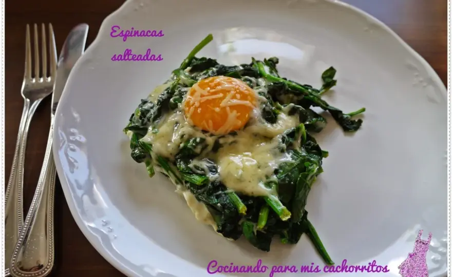 Espinacas salteadas con ajo y huevo sin que queden aguadas