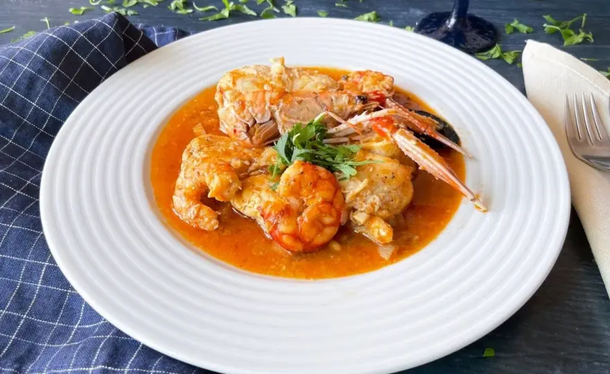 Rape a la marinera con salsa ligada y marisco en su punto