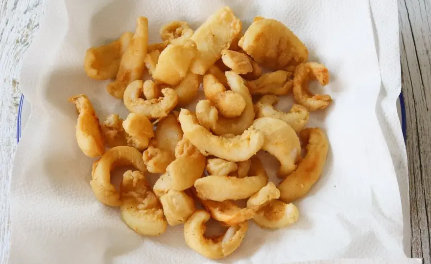 Chocos fritos tiernos y crujientes al estilo andaluz
