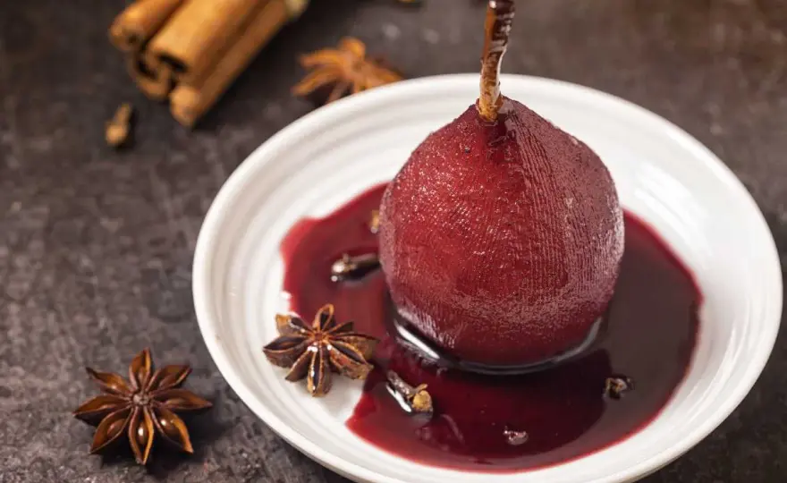 Peras al vino tinto con salsa brillante y aromática