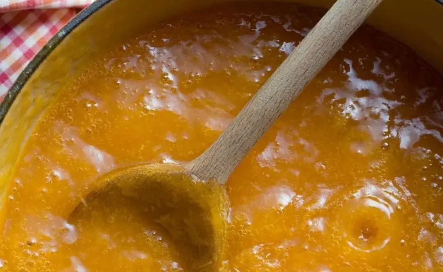 Mermelada de melocotón casera con el punto perfecto