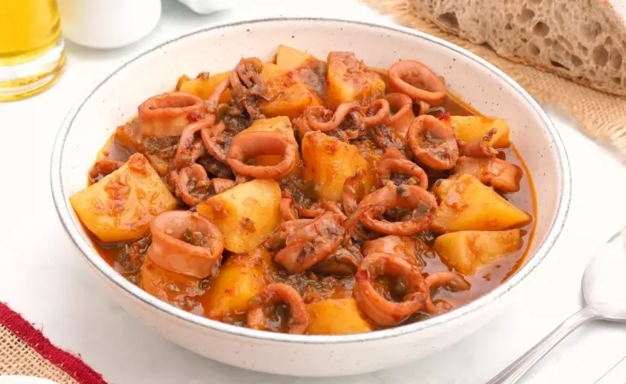 Patatas con calamares tiernas y melosas, paso a paso