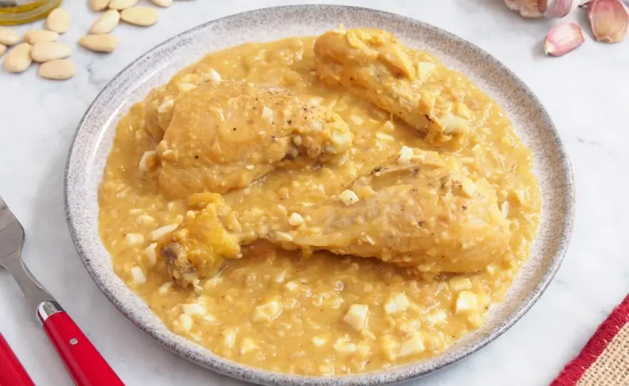 Pollo a la pepitoria tradicional, con salsa ligada y sabrosa