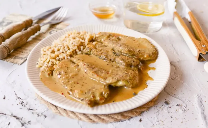 Escalopines de ternera tiernos con salsa de vino blanco