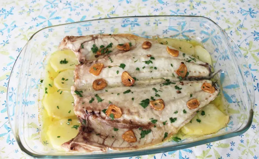 Lubina a la espalda jugosa con refrito de ajo y guindilla