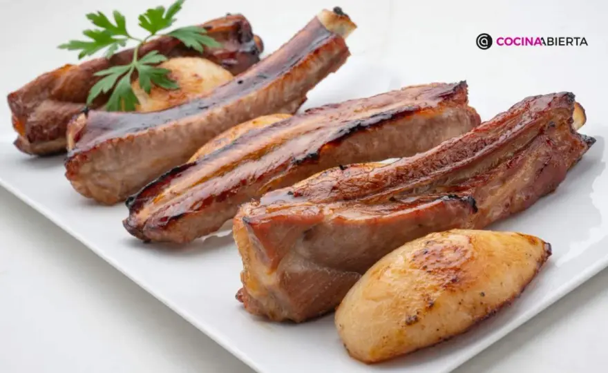 Cómo cocinar costillas de cerdo tiernas y jugosas
