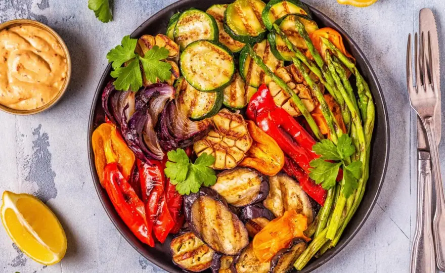 Verduras a la brasa con huevo - guía para acertar