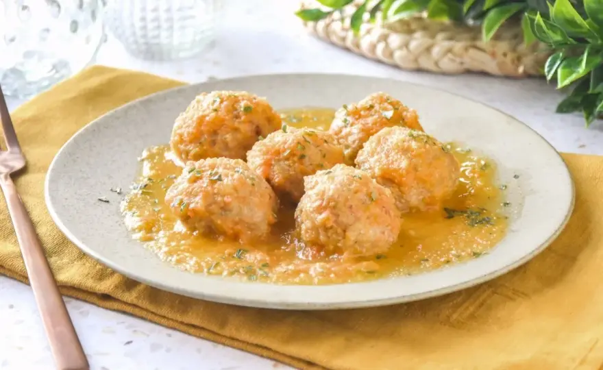 Albóndigas de pollo jugosas con salsa española y trucos
