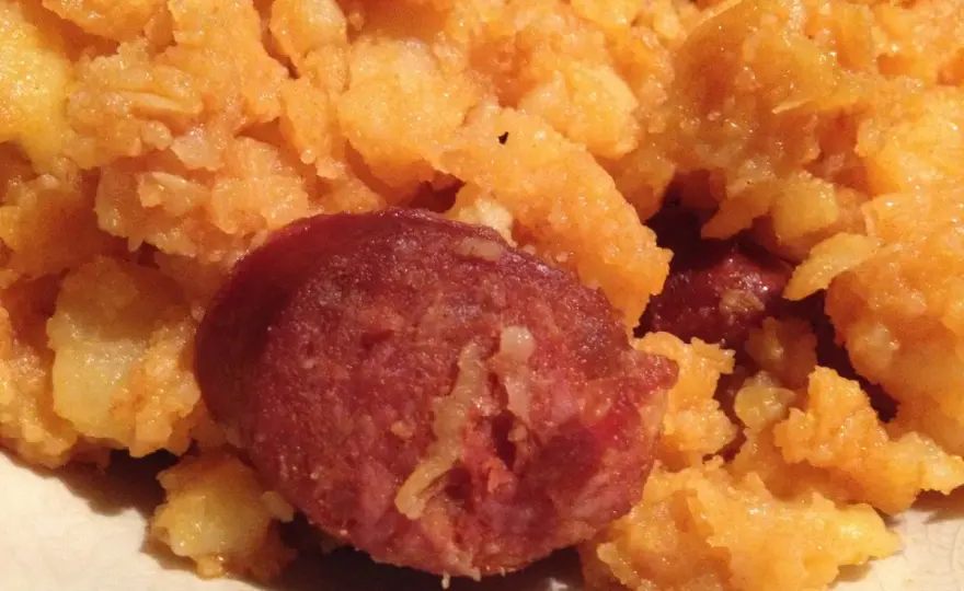 Patatas meneás con chorizo y huevo, receta castellana
